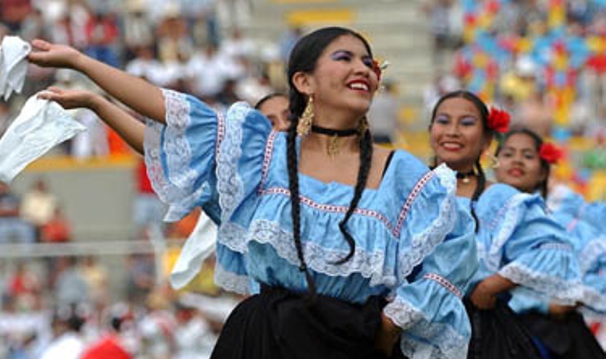 Peru šokėjos Migelio Grau stadione Piuroje prieš futbolo rungtynes surengė spalvingą koncertą. Amerikos futbolo turnyre "Copa America 2004" šiame Peru mieste antradienį, liepos 13 d., žaidė grupės "B" vienuolikės" Meksika su Ekvadoru (2:1) bei Urugvajus su Argentina (2:4).