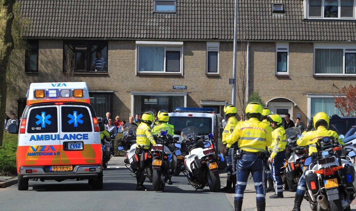 Nyderlandų policijos pareigūnai ir greitoji pagalba