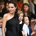 Neseniai skyrybas išgyvenusi A. Jolie raudonu kilimu žengia su visais vaikais