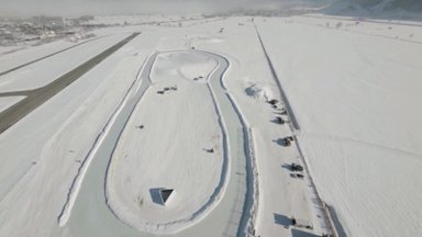 F-1 čempionas Verstappenas išbandė ledo trasą Austrijos kalnuose