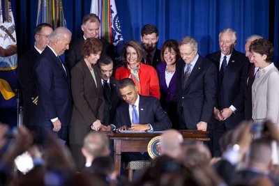 Obama pasirašo DODT politikos panaikinimo aktą
