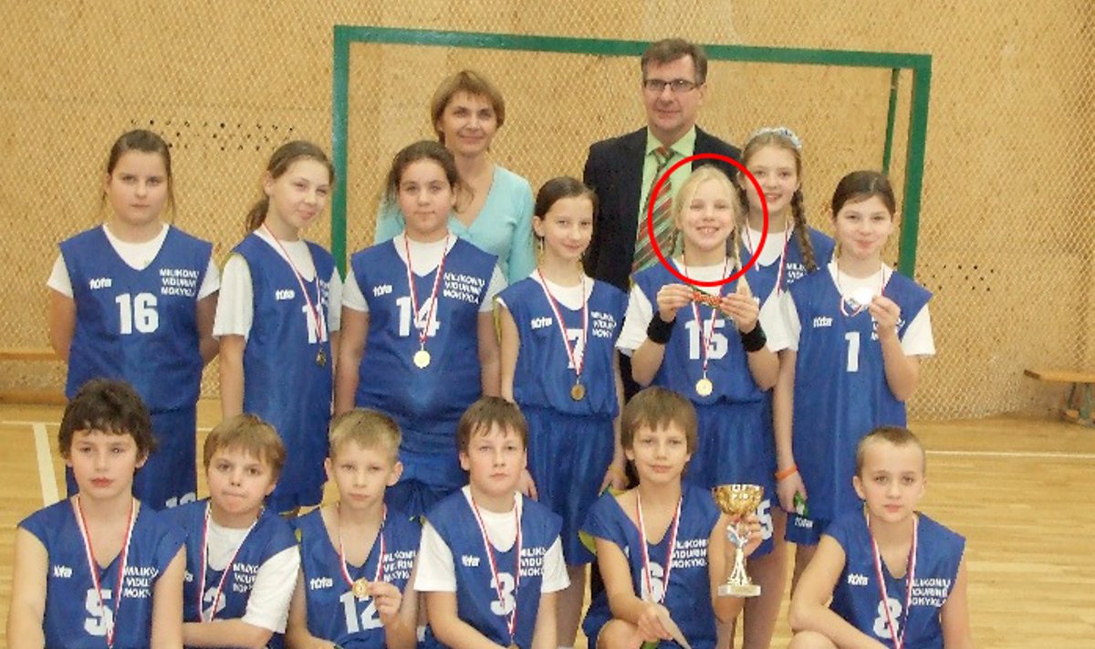 Rūta Meilutytė su Kauno Milikonių vidurinės mokyklos pradinių klasių kvadrato rinktine 2007 metais