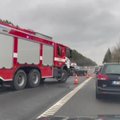 ДТП на магистрали Вильнюс-Каунас-Клайпеда: автомобиль взял на таран машину дорожных рабочих