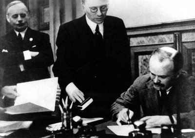 1939 m. rugsėjį Viačeslavas Molotovas pasirašo sutartį su nacistine Vokietija