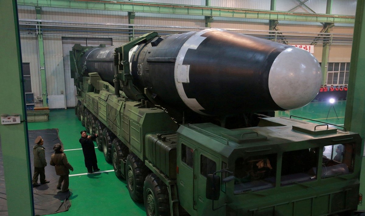 „Hwasong-15A“ raketą apžiūri Kim Jong Unas
