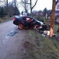 Biržų rajone BMW rėžėsi į medį, nuo smūgio keleivis žuvo vietoje