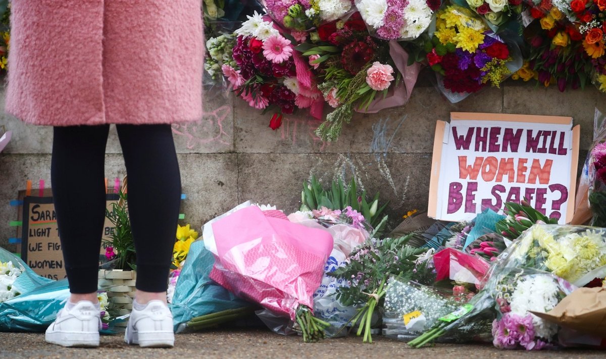 Londone gėlės, skirtos nužudytai merginai