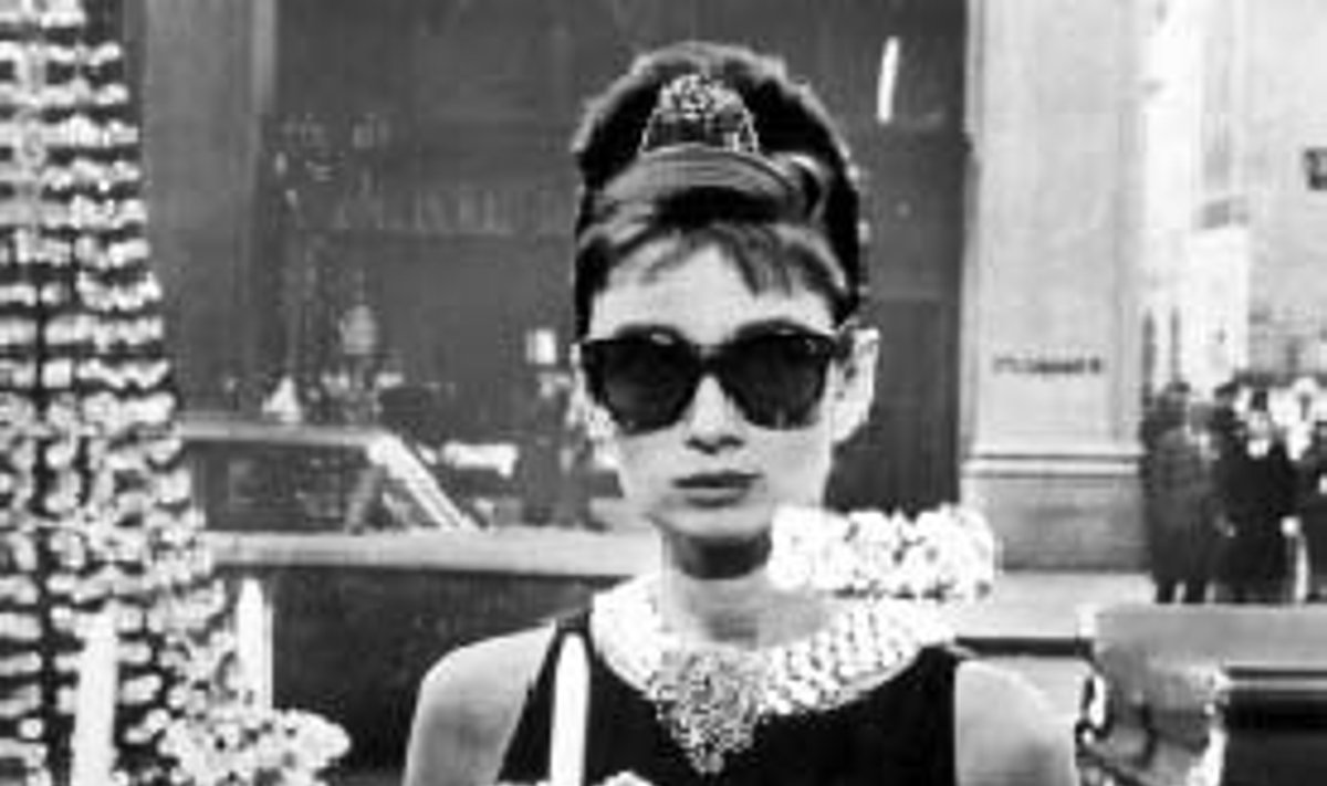Audrey Hepburn herojė Holi prie Tifani parduotuvės vitrinos ("Pusryčiai pas Tifani")