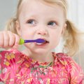 Daugelis tėvų nesureikšmina, jei genda pieniniai dantys: odontologė tai vadina didele klaida