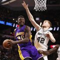 NBA naktis: „Spurs“ pažemino „Lakers“, „Warriors“ šventė eilinę pergalę, „Suns“ ir „Mavericks“ grūmėsi Meksikoje