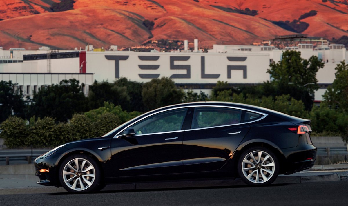 Kol kas "Tesla" susiduria su nemenkais "Model 3" gamybos iššūkiais