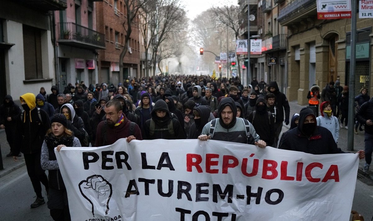 Katalonijoje prasidėjus streikui nepriklausomybės siekiantys aktyvistai užblokavo kelius