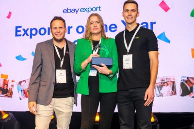 Iš kairės Michael Sokolovsky, Marketingo ir komunikacijos vadovas besiformuojančioms "eBay" rinkoms, buvusi įmonės "Sportclothes" darbuotoja Kristina Stankevičė. Įmonė gavo apdovanojimą iš "eBay" už nepriekaištingą klientų aptarnavimą. Ši įmonė yra ir GloberTop klientas, ir Aivaras Milašauskas Nuotr. iš asmeninio archyvo