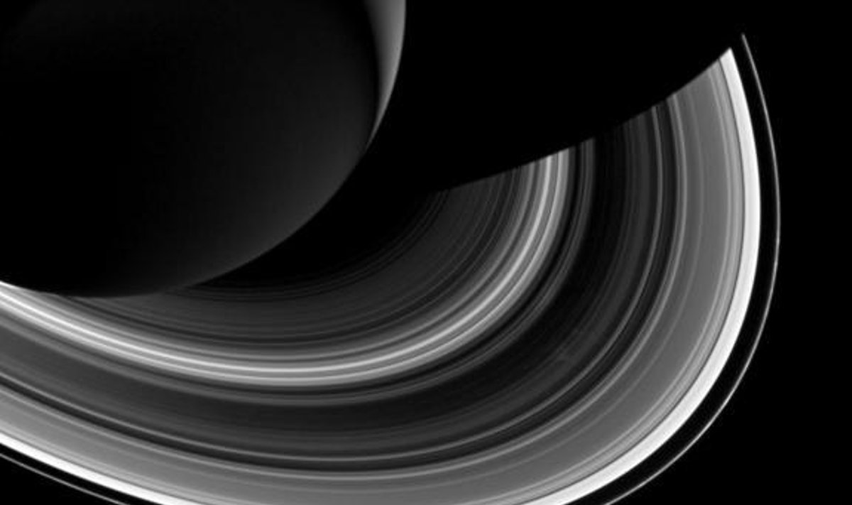 Saturno šešėlis ir žiedai. Tarp žiedų ir šešėlių matyti "Mirties žvaigždę" iš "Žvaigdžių karų" primenantis Saturno palydovas Mimas (dešiniajame apatiniame kampe, 2014 m. kovo 3 d.)