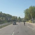 Bebaimis paspirtuko savininkas siaučia Vilniaus keliuose