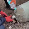 Vaizdo įraše – buteliuku skysčio bombą nukenksminantys ukrainiečiai