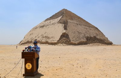 Lenktoji piramidė