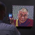 Prancūzijos gatvės menininko iš Rubiko kubų sudėliotas Dalai Lamos portretas parduodamas aukcione