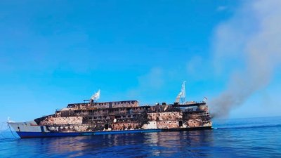 Indijos šiaurinėje Maluku provincijoje iš laivo kilo gaisras iš dūmų