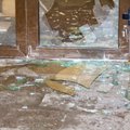Vagys įsibrovė į „Čili pica“ kavinę Vilniuje: išdaužę durų stiklą pavogė alkoholį, telefonus ir cigaretes