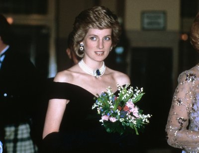 Princesė Diana su karalienės dovanotu vėriniu