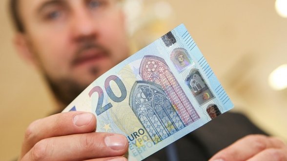 Į apyvartą išleidžiamas naujas 20 eurų banknotas: ką turite žinoti
