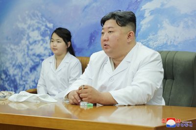 Kim Jong Unas su dukra lankosi žvalgybinio palydovo gamykloje 