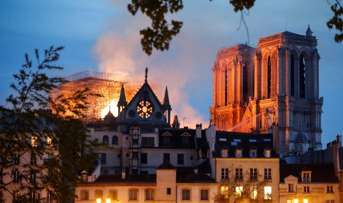 Paryžiaus Dievo Motinos katedrą niokoja didžiulis gaisras 