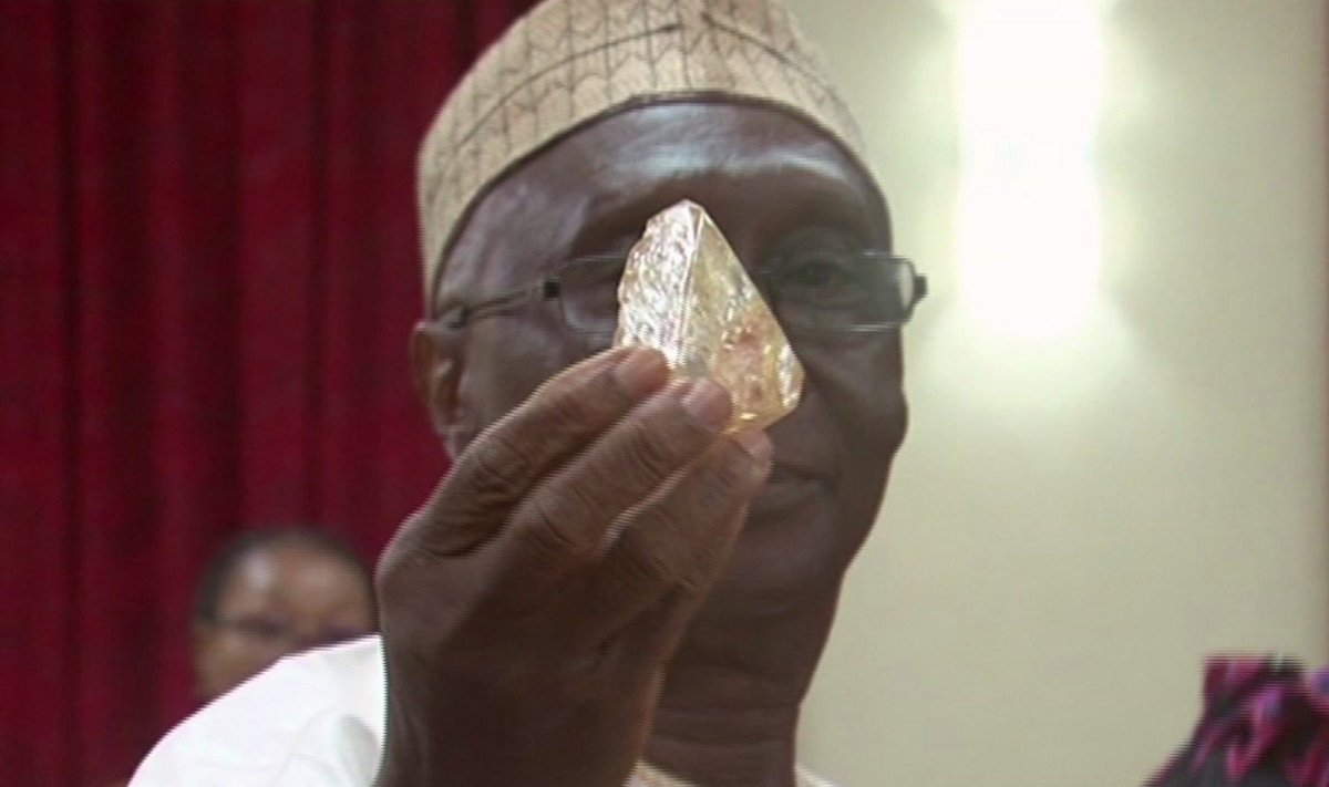 Siera Leonės iškasenų ir resursų ministras Alhaji Minkailu laiko surastą 706 karatų deimantą
