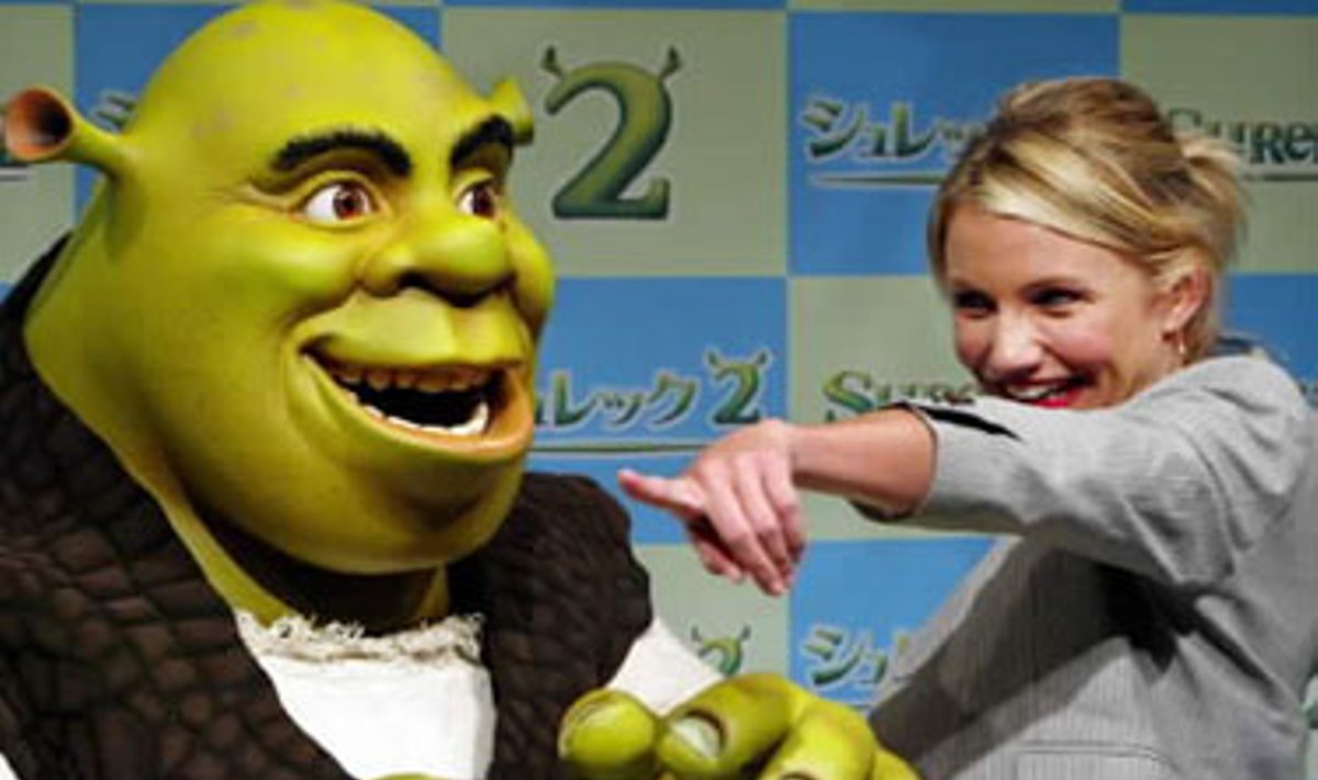 JAV kino žvaigždė Cameron Diaz su Šreko personažu Tokijuje, "Šreko 2" pristatyme.