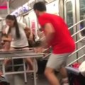 Stalo teniso mėgėjai sužaidė partiją Niujorko traukinyje