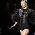 Kate Moss užbaigė Louis Vuitton kolekcijos pristatymą