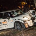 Vilniuje iš „CityBee“ išnuomotas automobilis rėžėsi į medį, sužeisti jaunuoliai