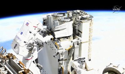 Du astronautai, prancūzas ir amerikietis, sekmadienį šešias valandas dirbo atvirame kosmose.