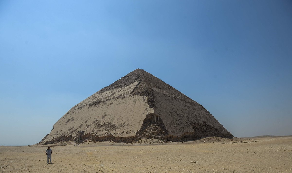 Lenktoji piramidė