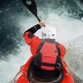 VIDEO: nufilmuota, kaip baidarininkas nėrė į krioklį