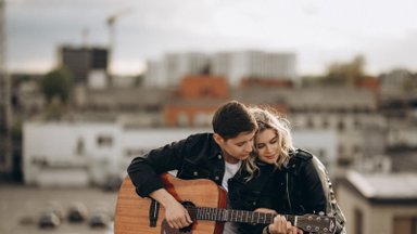 Gitaros pamokoje įsimylėję Gabrielė ir Andžejus įkūrė bendrą verslą: tai, kad esame pora, mums darbe tik padeda