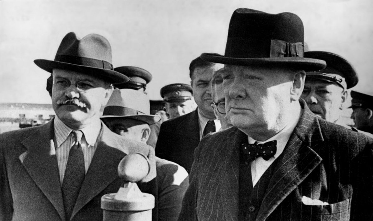 Viačeslavas Molotovas (kairėje), Winstonas Churchillis Maskvoje 1942 m. rugpjūtį
