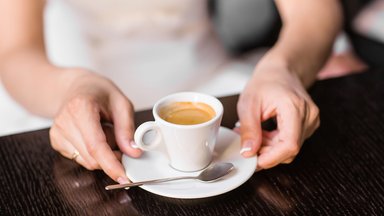 Specialistai perspėja, kodėl nevalia gerti kavos tuščiu skrandžiu