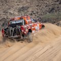 Antrą Dakaro dieną užbaigė visi lietuviai, išskyrus Juknevičių: ekipažas apgadintu automobiliu juda finišo link