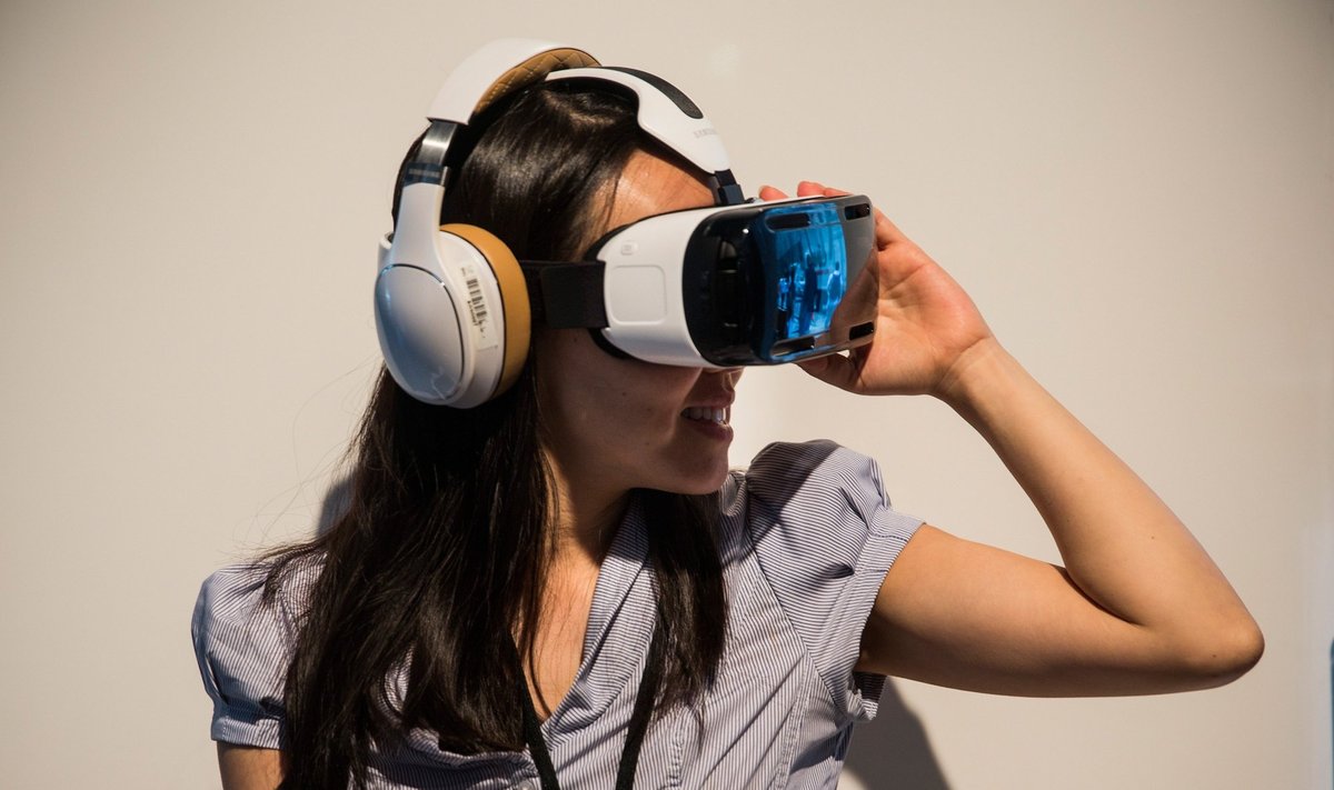 Samsung pristatė virtualios realybės šalmą Gear VR