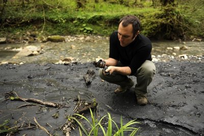 Aplinkosaugininkas Surenas Gazoryanas tyrinėja nuošliaužą iš nelegalaus sąvartyno, pažeidusią nacionalinio parko upę