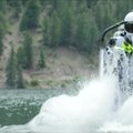 Neįtikėtinas reaktyvinę kuprinę valdančio piloto šuolis iš vandens
