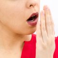Kodėl ryte prabudus iš burnos sklinda blogas kvapas?
