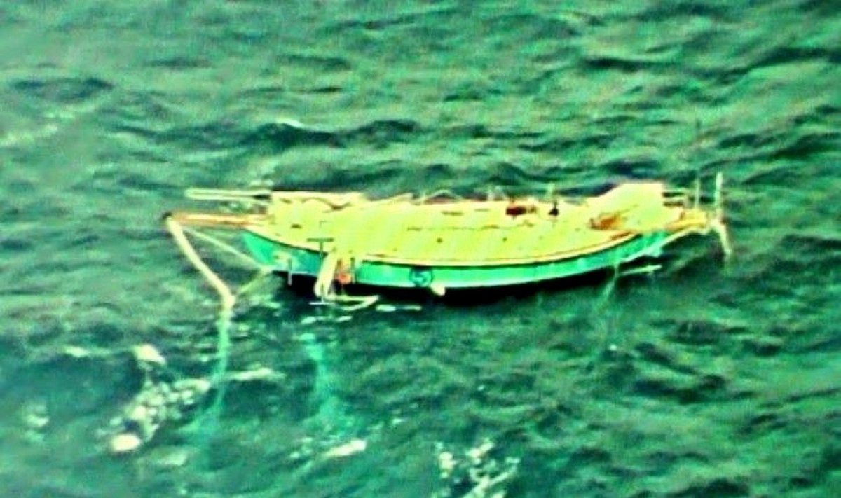 Indijos vandenyne apvirtus jachtai sužeistas indų jūreivis jau išgelbėtas