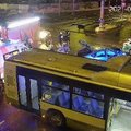Didelė avarija Vilniuje: susidūrė taksi automobilis ir autobusas, ugniagesiams teko vaduoti prispaustus žmones