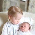 Išplatinta pirmoji princo George'o ir mažosios sesutės, princesės Charlottės nuotrauka