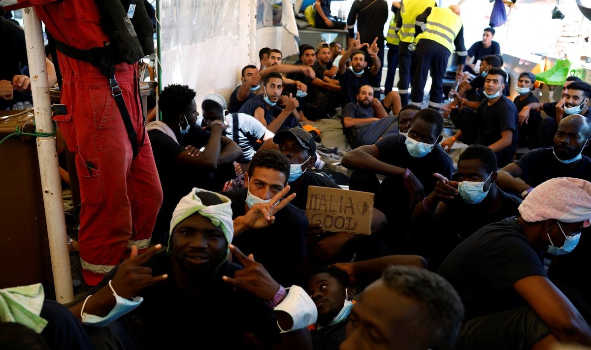 Sicilijoje nevyriausybininkų laivas išlaipino šimtus migrantų