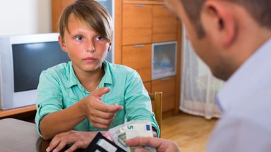 Paaiškėjo, kiek pinigų lietuviai duoda savo vaikams: kišenpinigių sumą rekomenduoja nustatyti pagal amžių