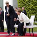 Norėdama išvengti nevaldomo drebulio priepuolio, Merkel nukrypo nuo įprasto protokolo